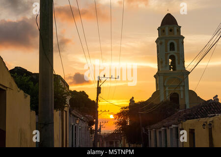 Kubanische Straße Sonnenuntergang mit Oldtimer in Trinidad, Kuba. Trinidad ist eine der wichtigsten touristischen Reiseziele der Insel Kuba. Stockfoto