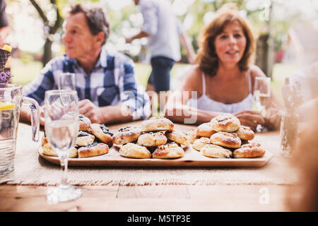 Familienfeier oder eine Gartenparty außerhalb im Hinterhof. Stockfoto