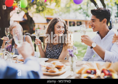 Familienfeier oder eine Gartenparty außerhalb im Hinterhof. Stockfoto