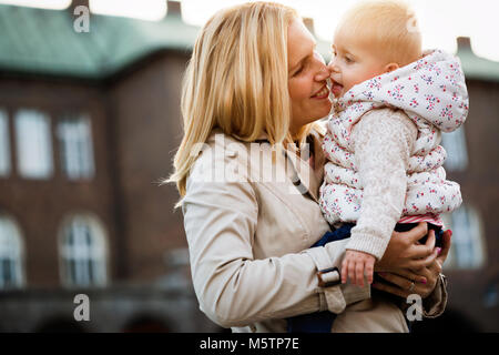 Glückliche Familie Momente von Mutter und Kleinkind. Kindheit und Mutterschaft. Stockfoto