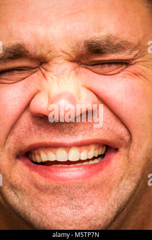 Menschliches Gesicht können unterschiedliche mit starken Ausdrücke und Gefühle werden. Fröhlicher, positiver, lachen Mann. Mimik, emoji Gesicht, Emotion. Stockfoto