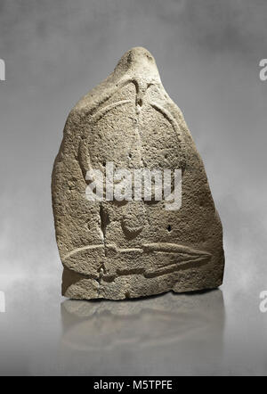 Ende der Europäischen Jungsteinzeit prähistorischen Menhir Standing Stone mit Schnitzereien auf seinem Gesicht. Die Darstellung eines stylalised männliche Figur beginnt an der Stockfoto