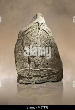 Ende der Europäischen Jungsteinzeit prähistorischen Menhir Standing Stone mit Schnitzereien auf seinem Gesicht. Die Darstellung eines stylalised männliche Figur beginnt an der Stockfoto
