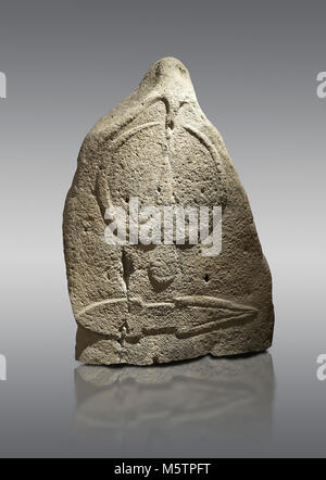 Ende der Europäischen Jungsteinzeit prähistorischen Menhir Standing Stone mit Schnitzereien auf seinem Gesicht. Die Darstellung eines stylalised männliche Figur beginnt an der Stockfoto