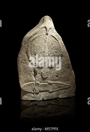 Ende der Europäischen Jungsteinzeit prähistorischen Menhir Standing Stone mit Schnitzereien auf seinem Gesicht. Die Darstellung eines stylalised männliche Figur beginnt an der Stockfoto
