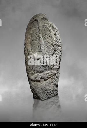 Ende der Europäischen Jungsteinzeit prähistorischen Menhir Standing Stone mit Schnitzereien auf seinem Gesicht. Die Darstellung eines stylalised männliche Figur beginnt an der Stockfoto