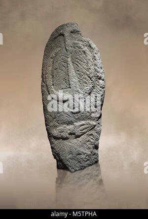 Ende der Europäischen Jungsteinzeit prähistorischen Menhir Standing Stone mit Schnitzereien auf seinem Gesicht. Die Darstellung eines stylalised männliche Figur beginnt an der Stockfoto