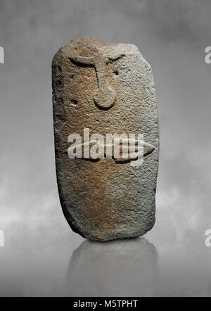 Ende der Europäischen Jungsteinzeit prähistorischen Menhir Standing Stone mit Schnitzereien auf seinem Gesicht. Die Darstellung eines stylalised männliche Figur beginnt an der Stockfoto