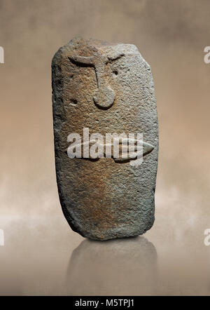 Ende der Europäischen Jungsteinzeit prähistorischen Menhir Standing Stone mit Schnitzereien auf seinem Gesicht. Die Darstellung eines stylalised männliche Figur beginnt an der Stockfoto