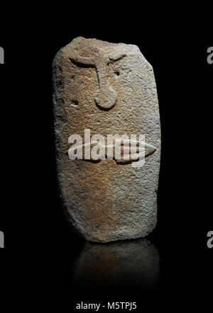 Ende der Europäischen Jungsteinzeit prähistorischen Menhir Standing Stone mit Schnitzereien auf seinem Gesicht. Die Darstellung eines stylalised männliche Figur beginnt an der Stockfoto