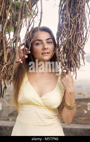 Porträt einer Frau, die in der Nähe einer Banyan Tree Stockfoto