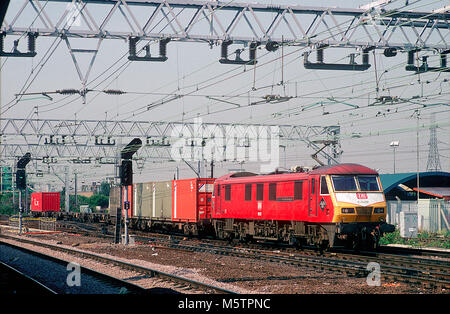 Eine Klasse 90 elektrische Lok90129 tragen eine Replik der Deutschen Bahn Livree und 'Frachtverbindungen passing Stratford mit Freightliner Zug am 21. Juli 1994 ernannt. Stockfoto