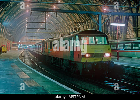 Eine Klasse 90 elektrische Lokomotive Nummer 90018 wartet London Kings Cross Station mit einem Reisen post Zug am 7. Januar 1994 zu verlassen. Stockfoto