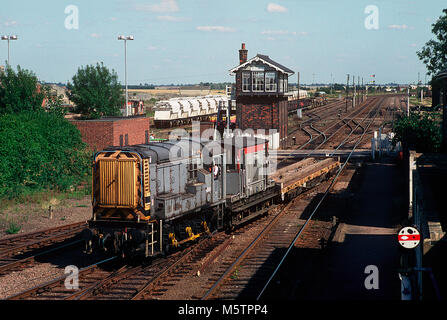 Eine Klasse 08 Rangierlokomotive Reihe 08540 arbeitet eine kurze Zug von Wagen am März östlich der Kreuzung am 13. August 1993. Stockfoto