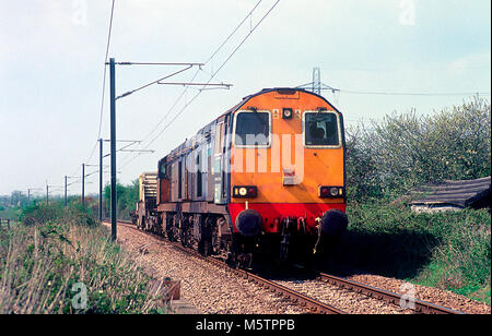 Ein paar Klasse 20 Diesellokomotiven Nummern 20315 und 20307 arbeiten eine nukleare Kolben Zug für Southminster in South Woodham Ferrers auf der Southminster Zweig gebunden. 11. April 2002. Stockfoto