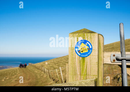 Rundwanderweg Wanderweg Schild auf North Wales Pfad mit Blick auf die Küste. Abergwyngregyn, Gwynedd, Wales, Großbritannien, Großbritannien Stockfoto