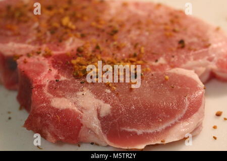 Rohes Fleisch zum Grillen, Schweinekoteletts sind eine sehr häufige Fleisch aufgrund der günstigen Haltungsbedingungen von Schweinen Stockfoto