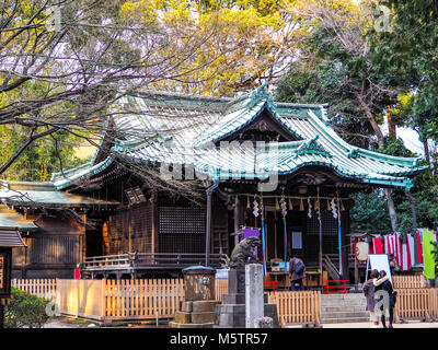 Die Leute, die kleine, alte Shinto/-in Tokio, Japan, zu beten. Stockfoto