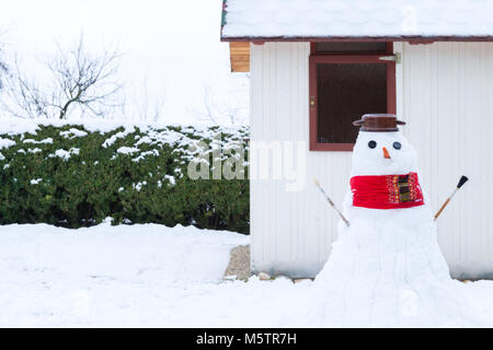 Lustige Schneemann im Garten im Hinterhof. Stockfoto