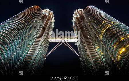 Kuala Lumpur neon Nacht Petronas Towers KLCC Park beleuchtet Malaysia Stockfoto