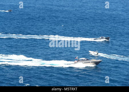 Verkehr zum Meer, Boote mit den Logos der Sponsoren gehen in verschiedene Richtungen, Kunden bei der Durchführung eines Formel 1 Grand Prix von Monaco durchführen Stockfoto