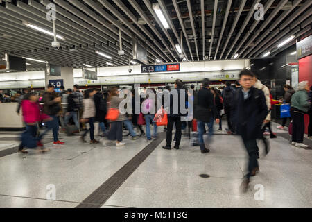 HONG KONG - 21. Februar 2018: gedrängten Menschen Zugang zu Fuß zu den U-Bahn in MTR U-Bahnstation in Hongkong. MTR ist das beliebteste Verkehrsmittel Stockfoto