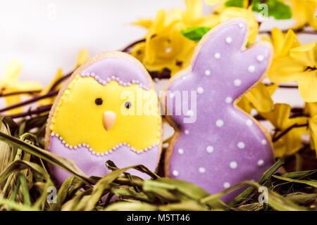 Close up schöne verglaste Ostern Lebkuchen Cookies auf Holztisch. Hase und Ei. Grußkarte. Blick von oben. Kopieren. Stockfoto