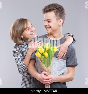 Mädchen und Jungen mit Blumen Stockfoto