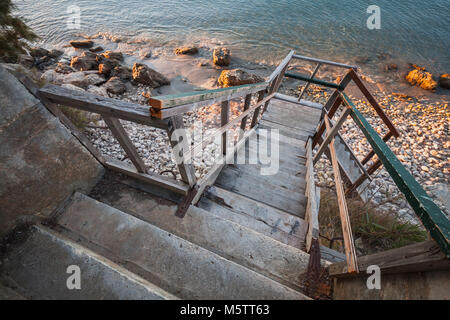 Perspektivische Ansicht des alten hölzernen Treppen hinunter zum Strand gehen. Insel Zakynthos, Griechenland Stockfoto