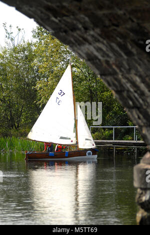 Die französische Ozeanrennfahrerin Sylvie Viant fährt durch die Brücke bei Carrick-on-Shannon während der ersten Lakelands & Inland Waterways Ireland Sailing Rai Stockfoto