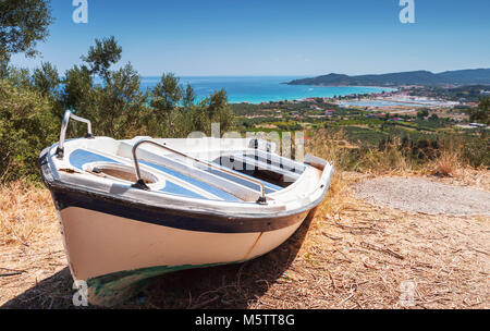 Alte weiße Zeile Boot an der Küste der Insel Zakynthos, Griechenland. Sommer Landschaft Stockfoto