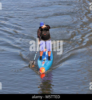 Männliche Stand up Paddle boarder Auf der Themse in England Stockfoto