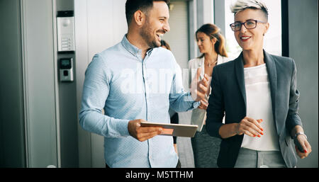 Kollegen zusammen und besprechen die Pläne Stockfoto