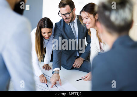 Porträt des Architekten Diskussion im Amt Stockfoto