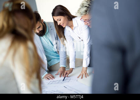 Porträt des Architekten Diskussion im Amt Stockfoto