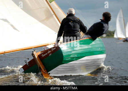 Segelboot racing in Richtung Tarmonbarry während einer segeln Raid auf den Fluss Shannon in Irland. Französische sailor Patrick Morvan ist am Ruder. Stockfoto