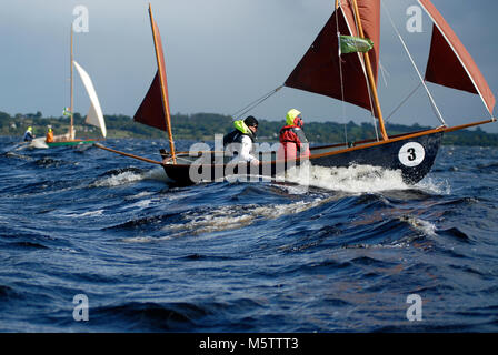 Zwei Segel Boote rennen Lough Ree während des ersten Irischen segeln Raid auf dem Shannon Fluss in Irland. Stockfoto