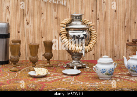 Das Konzept der Kaffee trinken. Samovar, Bagels und Kaffee Set Stockfoto