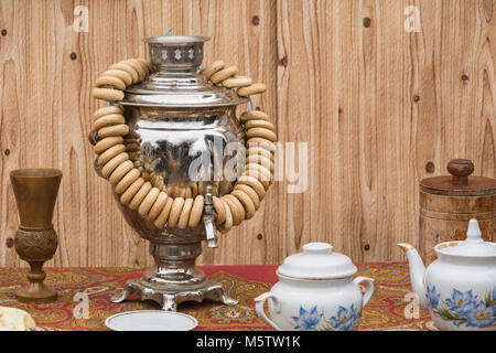 Das Konzept der Tea Party. Samovar, Bagels und Kaffee Set Stockfoto