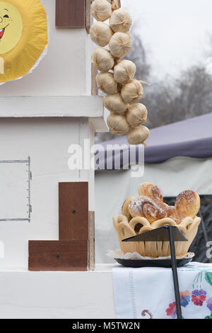 Brötchen in einem Weidenkorb auf der Straße Stockfoto