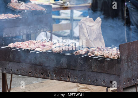 Shish Kebab ist auf dem Grill auf der Straße gekocht Stockfoto