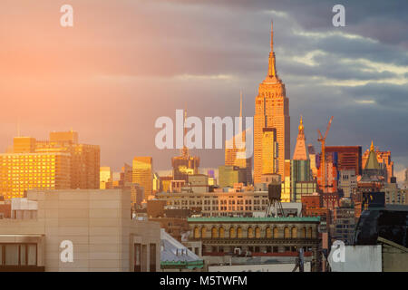 Sonnenlicht leuchtet auf die Skyline von Midtown Wolkenkratzer von New York City in Manhattan Stockfoto