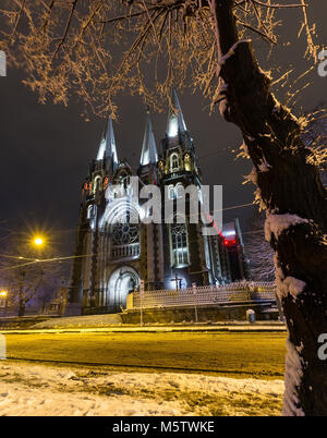 Schöne nachts beleuchtete winter Kirche St. Olha und Elizabeth in Lemberg, Ukraine. In den Jahren 1903-1911 gebaut. Stockfoto
