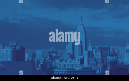 New York City Skyline in Blau Stockfoto