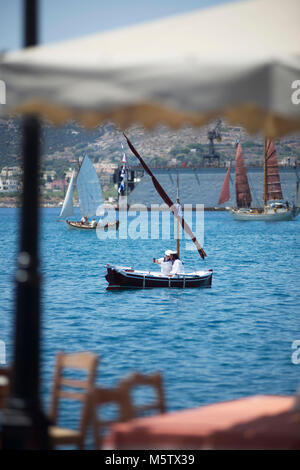 Dimitris Stavrakopoulos und Freund nehmen selfies an Bord seiner Yacht Isabella M im Hafen von Ermoupoli auf der Insel Syros, Griechenland. Stockfoto