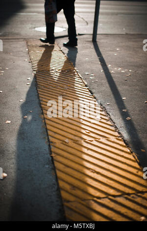 One Man's Beine Silhouette und Schatten auf Stadt. Stockfoto