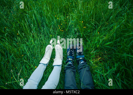 Schlittschuhe auf dem Gras Hintergrund. Freunde. Stockfoto