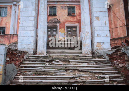 Das alte Gebäude in Russland, Ruinen mit Türen und Schritte Stockfoto