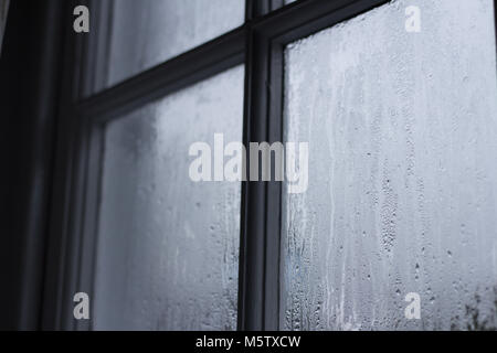 Kondensation auf alten Holzrahmen Fenster in Cornish Cottage Stockfoto