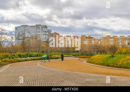 MADRID, SPANIEN, Dezember - 2017 - Städtische Tag winter Szene in Arganzuela Distrikt Park, Madrid, Spanien Stockfoto